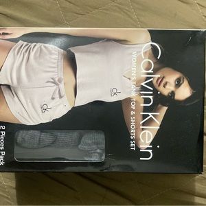 Calvin Klein
WOMEN'S TANK TOP & SHORTS SET